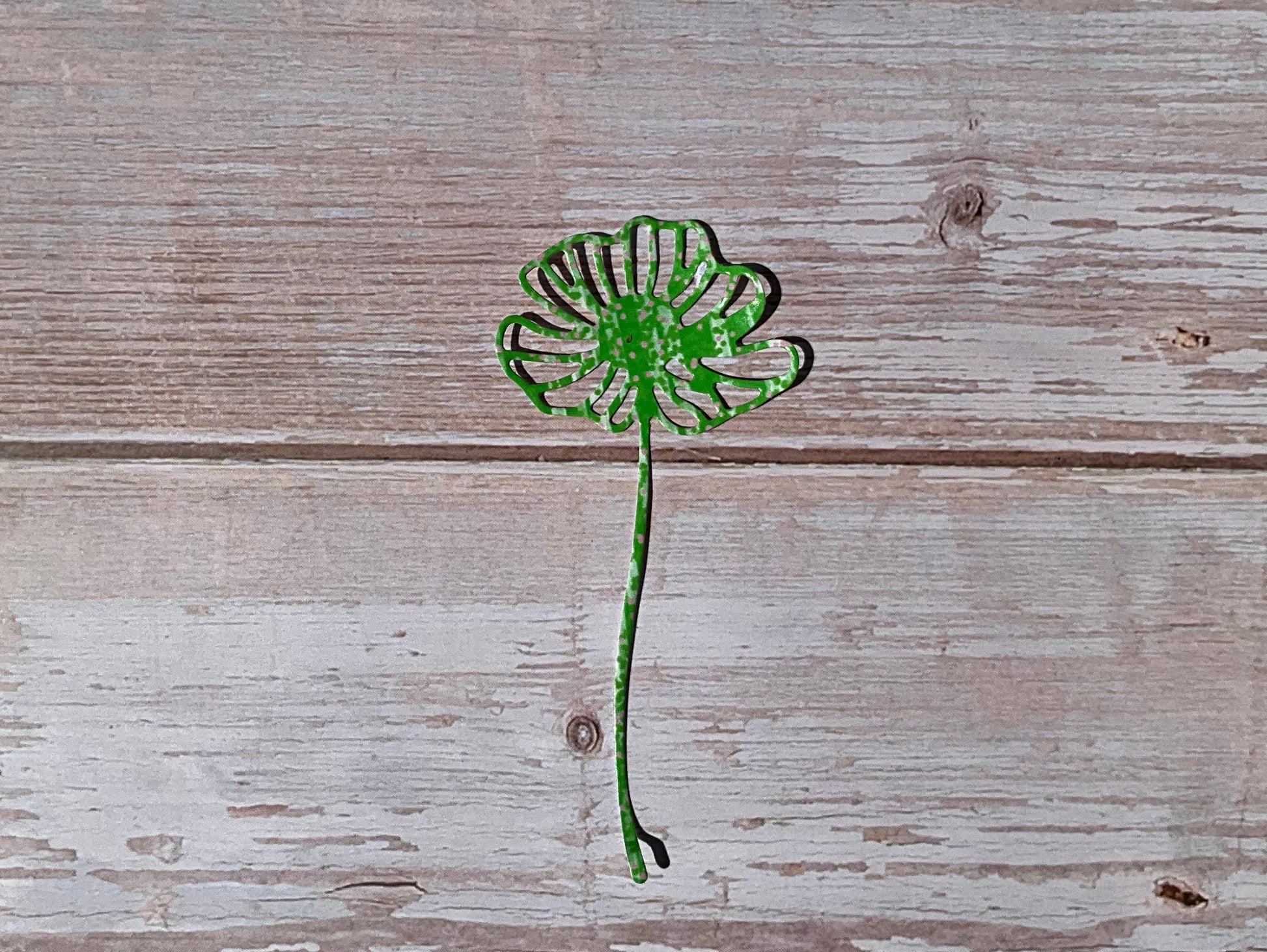 Green and white die cut vinyl sticker in the shape of a daisy