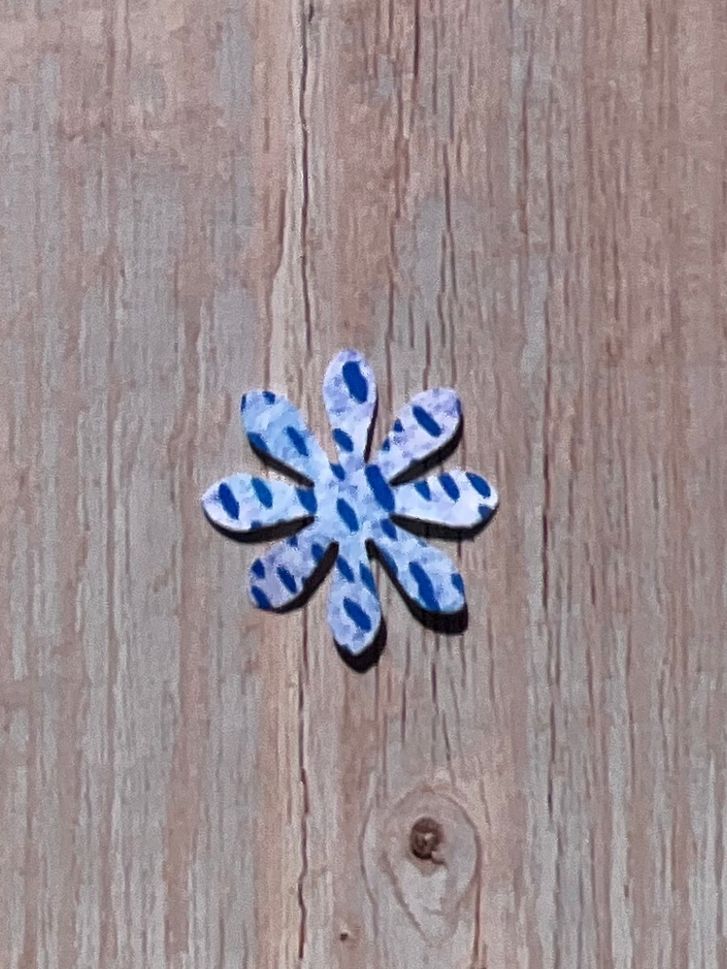 Blue spotted daisy shaped floral vinyl sticker