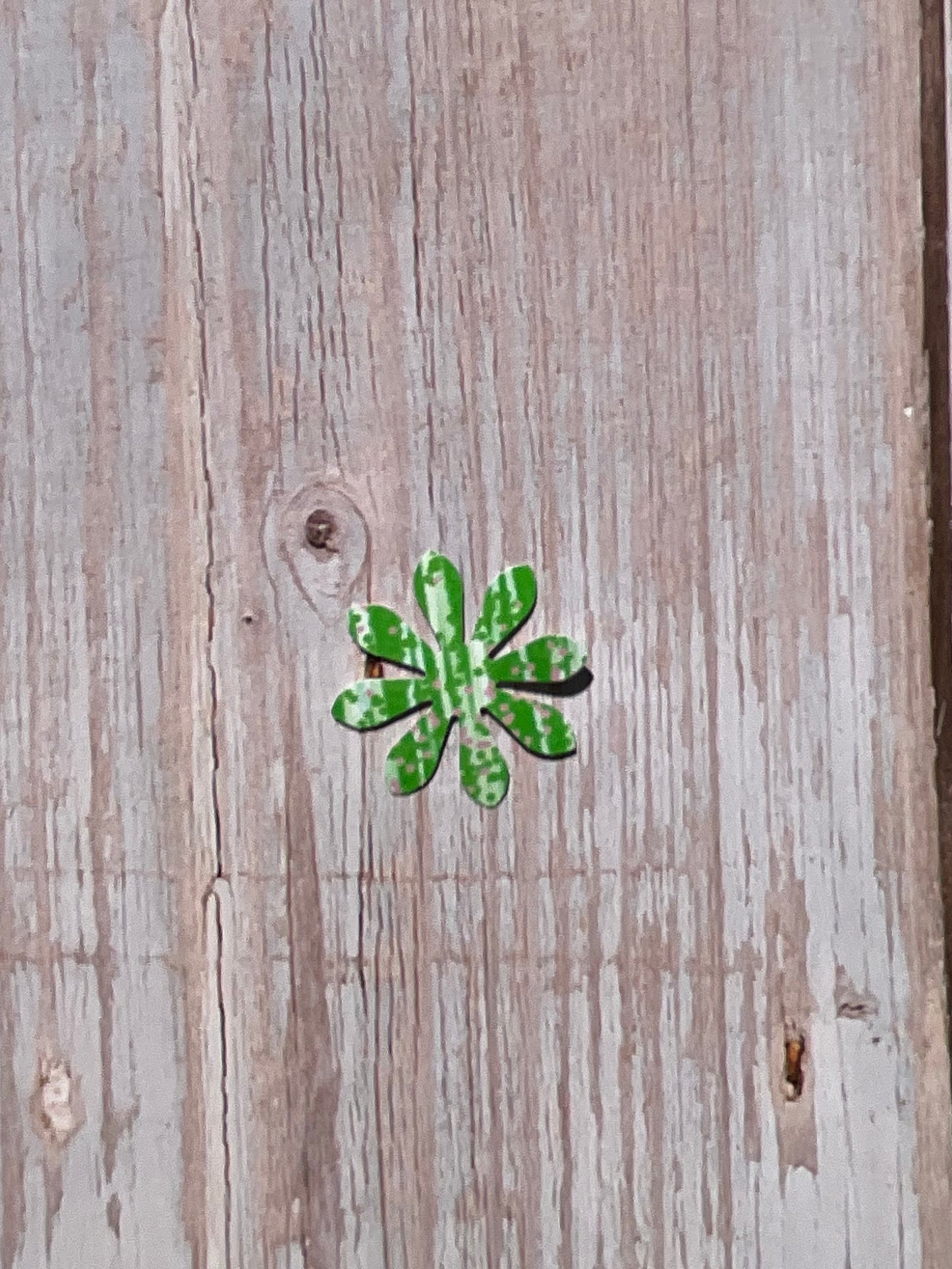 Green and white patterned daisy shape vinyl sticker